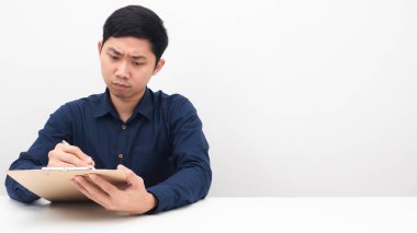 Masa fotokopi alanındaki belge tahtasına ciddi kalem yazan adam