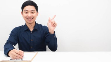 Neşeli adam elinde kalem ve işaret parmağıyla fotokopi uzayı beyaz arka planını tutuyor