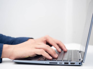 Masanın üzerine dizüstü bilgisayarı koy.