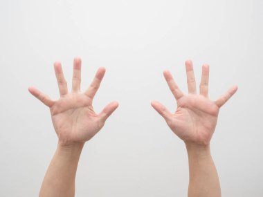 Yaklaş adamım. İki elin boş.