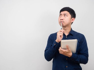 Elinde kalem ve günlük tutan adam fotokopi alanını düşünüyor.