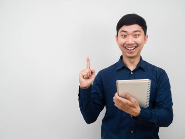 Elinde defterle gülümseyen adam işaret parmağını kaldır.