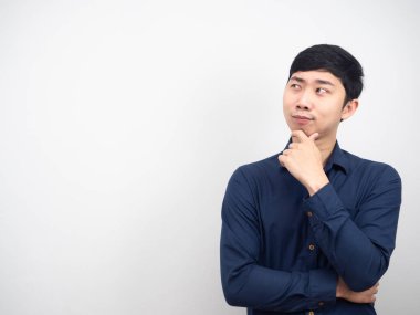 Çenesine dokun ve fotokopi makinesine bak.