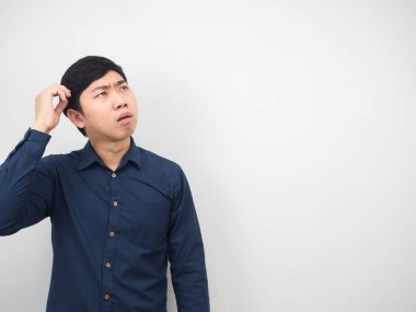 Adamın kafası karışmış ve fotokopi alanına bakıyor.