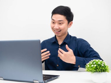 Adam internette beyaz arka planda dizüstü bilgisayarla yaptığı işi açıklıyor.