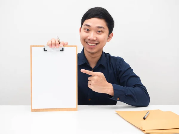 Hombre Guapo Sonrisa Cara Sentada Mesa Dedo Papel Blanco Sobre — Foto de Stock