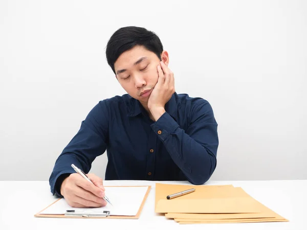 Mann Schreibt Auf Papier Bis Zum Schlafen Tisch Mann Arbeitet — Stockfoto