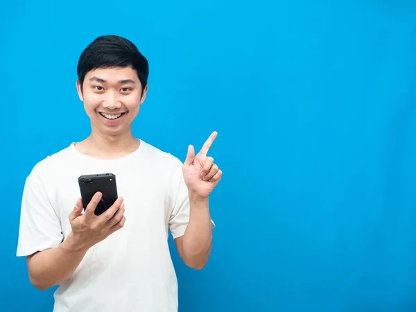 Asiatico Uomo Holding Cellulare Felice Sorriso Punto Dito Copia Spazio — Foto Stock