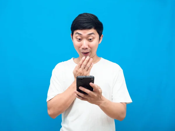 Asian White Shirt Looking Mobile Phone His Hand Feeling Amazed — Stockfoto