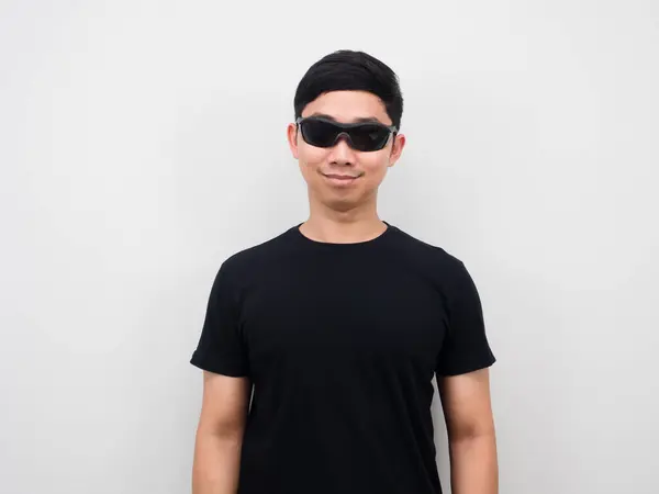 Asiatique Homme Portant Des Lunettes Soleil Regardant Portrait Confiant Fond — Photo