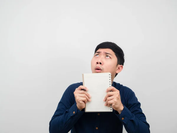 Mann Hält Papiernotizbuch Der Hand Und Schaut Schockiert Kopierraum — Stockfoto