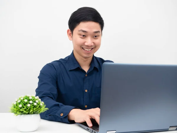 Man Smiling Using Laptop Table Work Home Concept — Stok Foto