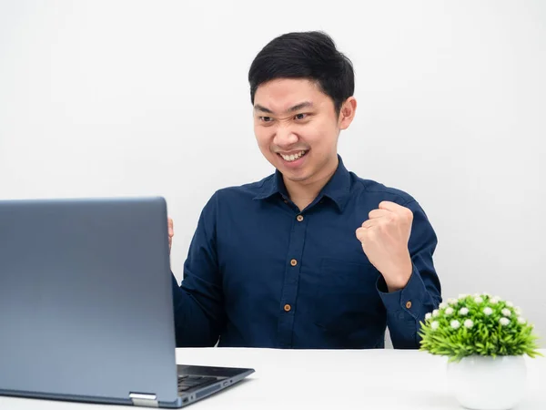 Azji Człowiek Patrząc Laptopa Stole Pokazać Pięść Górę Uczucie Szczęśliwy — Zdjęcie stockowe