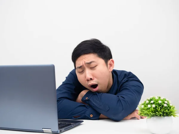 Gesto Dell Uomo Sbadiglia Sensazione Sonnolenta Provato Lavorare Con Computer — Foto Stock
