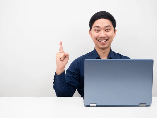 Przystojny Człowiek Laptopem Stole Szczęśliwy Uśmiech Uzyskać Pomysł Punkt Palec — Zdjęcie stockowe