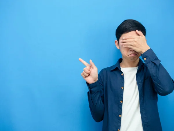 Gözlerinizi kapatın ve mavi arkaplanı kopyalayın