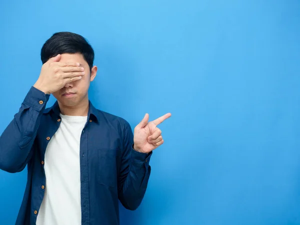 Asian Man Close Eyes Point Finger Copy Space Blue Background — Fotografia de Stock