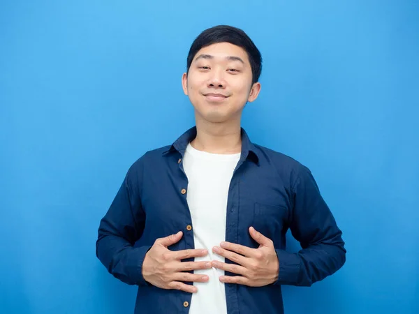 Asyalı bir adam karnına dokunup karnını doyurur.