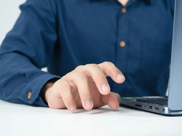 Close Man Hand Empty Laptop Table — Stock Photo, Image