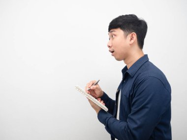 Neşeli adam günlüğe yazı yazıyor ve uzay görüntüsünü kopyalıyor.