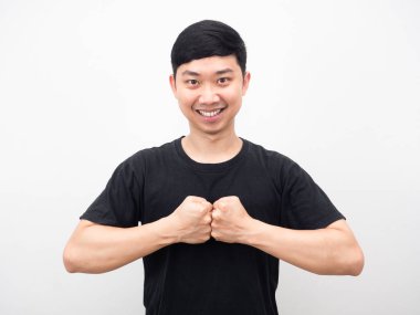 Kendine güvenen bir adam gülümseyen beyaz bir arka plana yumruk attı.