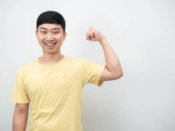 Hombre Guapo Camisa Amarilla Sonriente Mostrar Músculo Copia Espacio — Foto de Stock