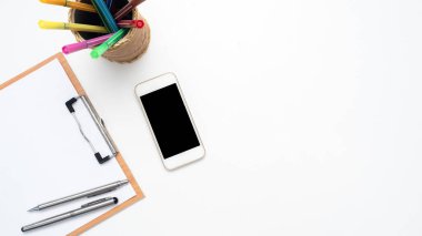 Cep telefonu, kalem kutusu, tahta üzerindeki kalem boş belge masaüstü görünüm kopya alanı