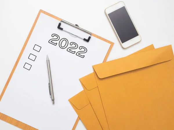 Close Werkplek Bovenaanzicht 2022 Checklist Document Mobiele Telefoon Pen Enveloppe — Stockfoto