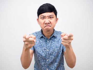 Öfkeli yüz ifadesi, iki parmağınla portreni işaret ediyor.