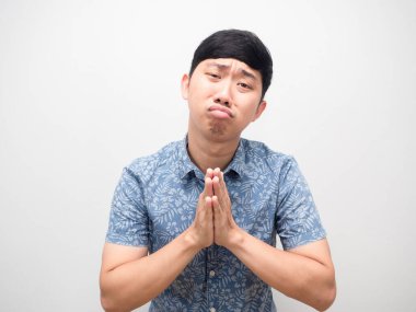 Mavi gömlekli adam. Saygı göster. Yardıma ihtiyacım var.