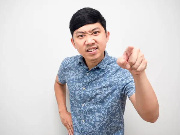 Mavi gömlekli adam işaret parmağı çok kızgın duygu portresi