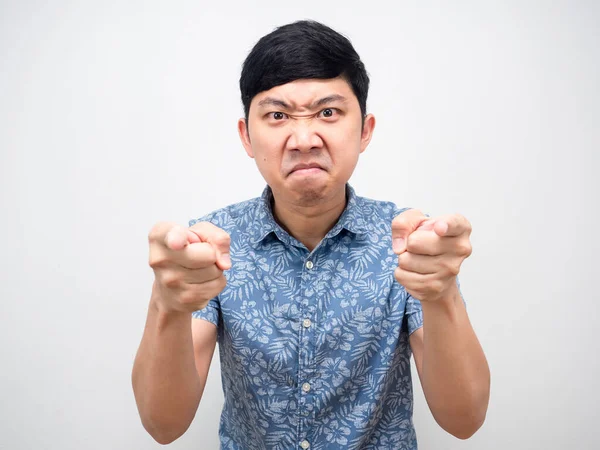 Öfkeli yüz ifadesi, iki parmağınla portreni işaret ediyor.