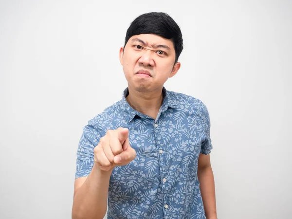 Mavi gömlekli adam işaret parmağı kızgın duygu portresi