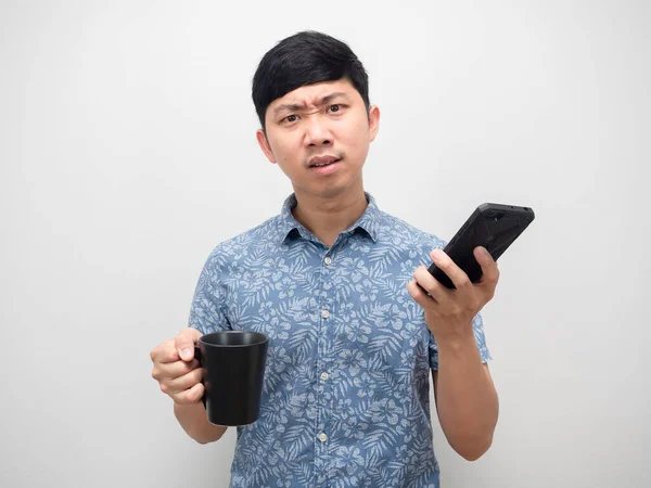 Uomo Camicia Blu Parlando Con Telefono Cellulare Tenendo Tazza Caffè — Foto Stock