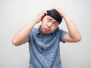 Genç adam mavi gömlek gri saç için endişelen, adam saç kaybı portresi için endişelen.