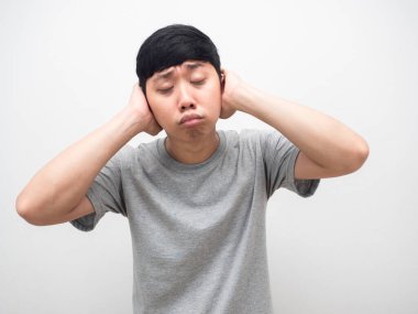 Adam uyumak istiyor. Kulağını kapat.