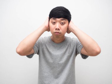 Uykusuz jest. Kulağını kapat. Uyumak istiyor.