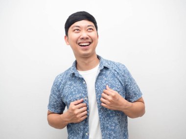 Yakışıklı mavi gömlekli, neşeli gülümsemeli mutlu dans eden portresi.