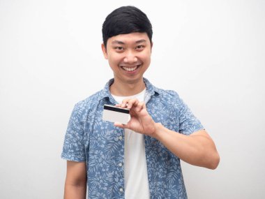 Gülümseyen ve kredi kartını gösteren mutlu bir adam.