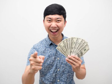 Mutlu adam bir sürü para tutuyor ve seni işaret ediyor.