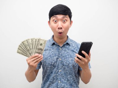 Adam mavi gömlekli, elinde akıllı telefon ve bir sürü para var.