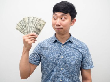 Mavi gömlekli bir portre çok paraya bakıyor.