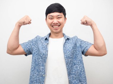 Neşeli adam mutlu gülümseme kaslı kol konseptini gösterir.