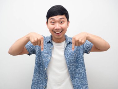 Gülümseyen neşeli bir adam işaret parmağı ile portreyi soyutladı.