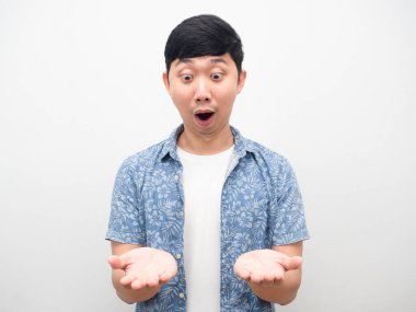 İnsan boş el fotokopi alanına bakarken şok olur.