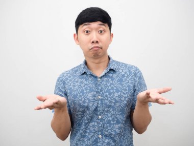 Mavi gömlekli adam el hareketi yapıyor. Bilmiyorum.