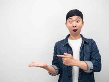 Erkek kot gömleği boş el ele tutuşma konseptine parmak gösterince hayrete düşüyor.