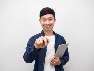 Tabletli bir adam sana gülümsüyor.