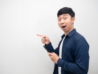 Cep telefonu tutan Asyalı adam, boşluk görünümünü kopyalamak için işaret parmağını heyecanlandırdı