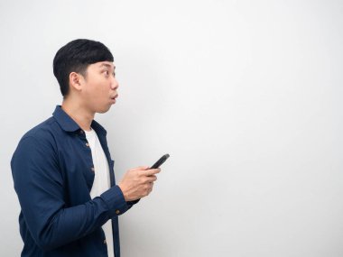 Cep telefonu tutan adam fotokopi alanına bakarken şok oldu.